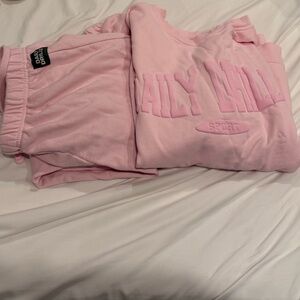 Daily Drills XS/S *SET* in Cupid. Monochrome patch sweatshirt and joggers